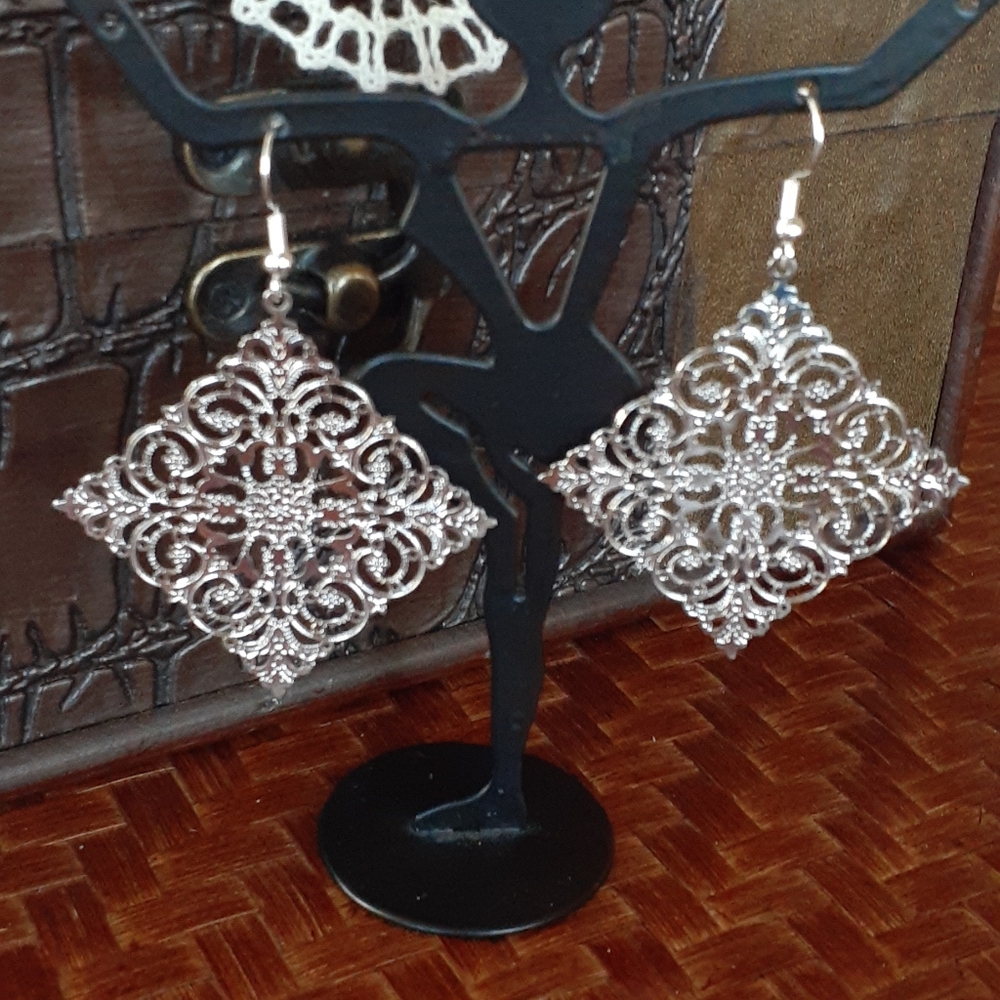 👉*NWOT* DELICATE FINE FILIGREE EARRINGS ~LIGHT & SHINE ~LOVELY - Picture 1 of 7